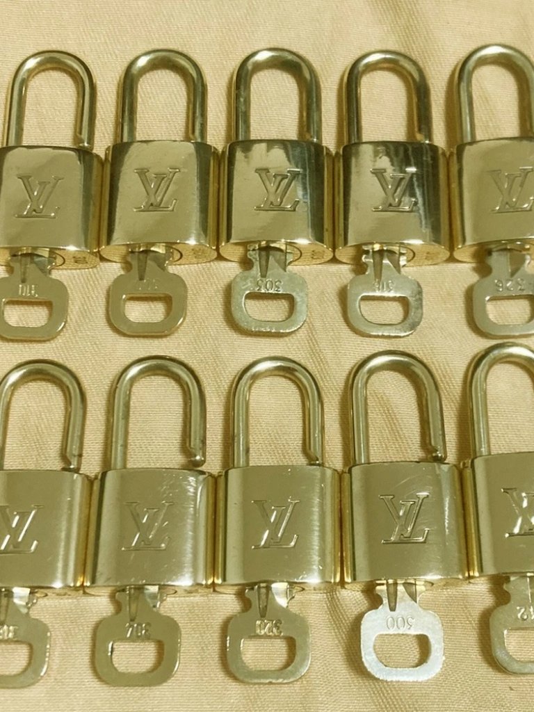 Louis Vuitton Lv 10 Set Padlock Key Charm Cadena Gold-Plated France 65pda314